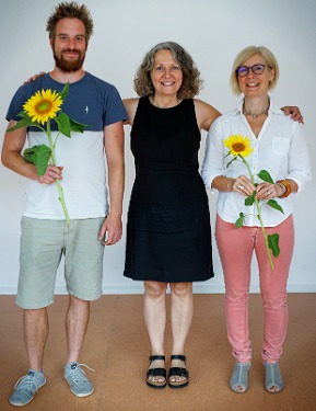 Frau Schneider mit den beiden Klassenbesten auf der Abschlussfeier der HEP